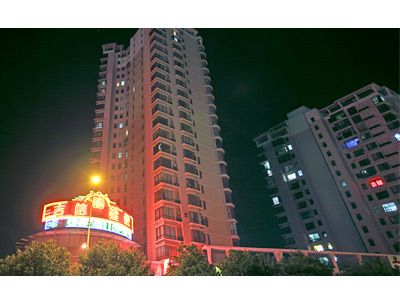 尊龙凯时人生就搏建设公司办公大楼夜貌