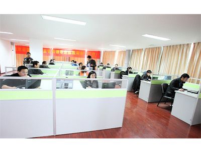尊龙凯时人生就搏建设公司二楼开放性综合办公室